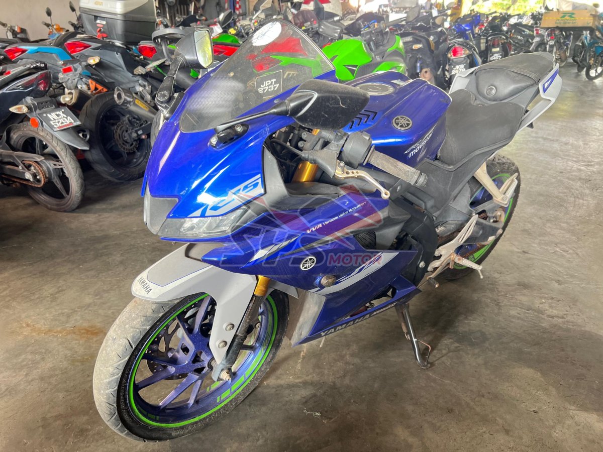 YAMAHA R15